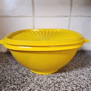 Vintage Tupperware Sunburst Yellow 8-cup Servalier Square Bowl with Lid 1970s
